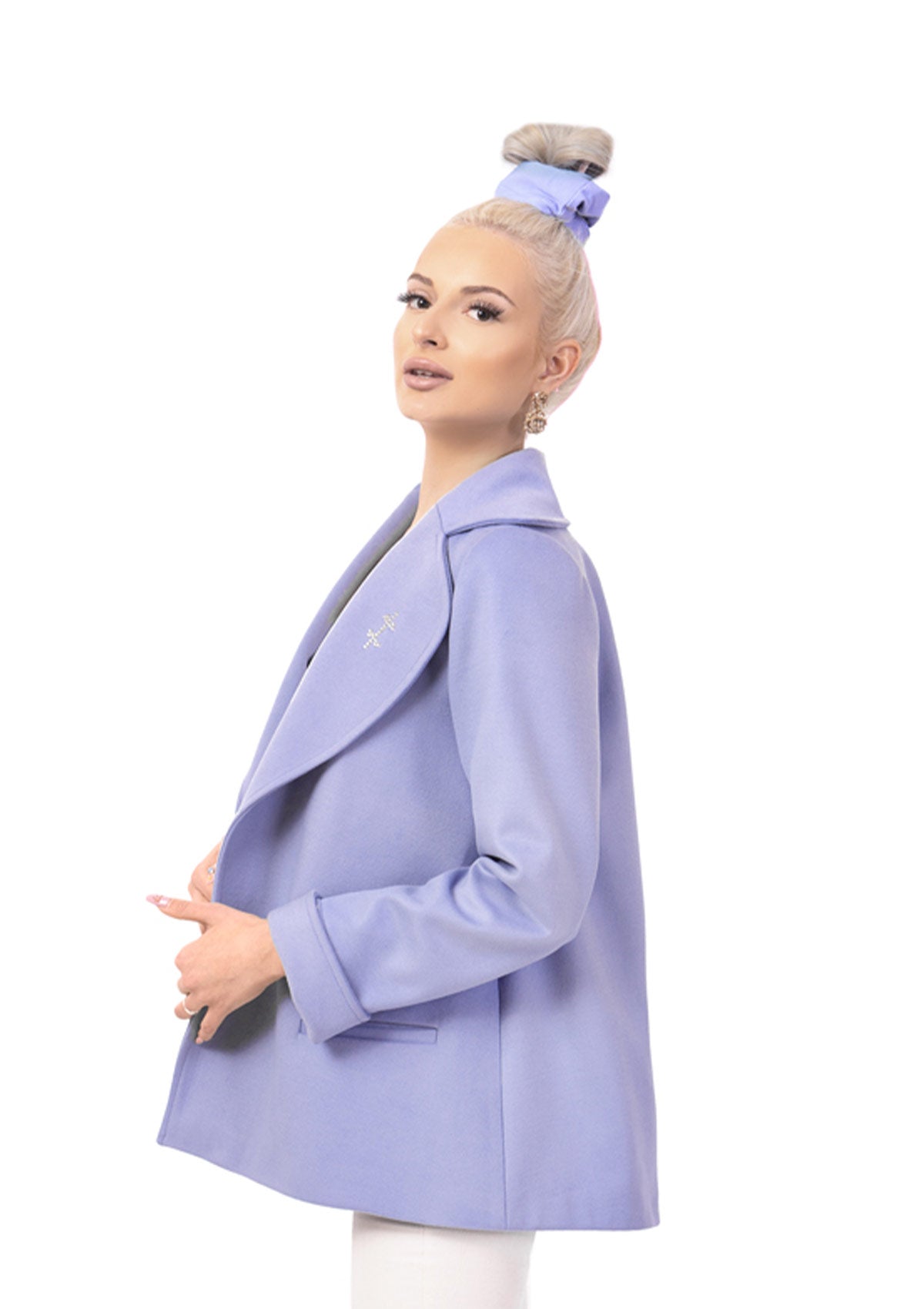 Синьо дамско палто ANNA PYRNA - BLUE късо палто със свободна кройка и изчистена линия