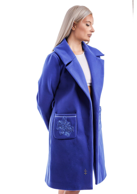 Дълго синьо дамско палто PARI - EXCLUSIVE с джобове и колан инкрустиран детайл от кристали Swarowski свободна кройка