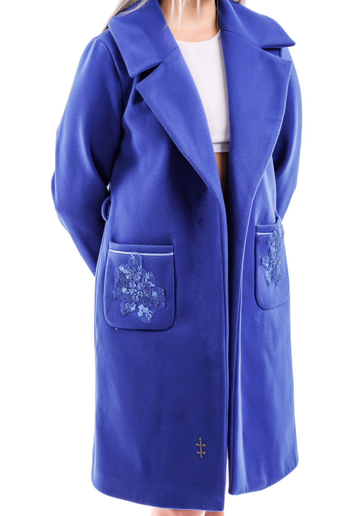 Дълго дамско палто PARI - EXCLUSIVE с джобове и колан инкрустиран детайл от кристали Swarowski свободна кройка