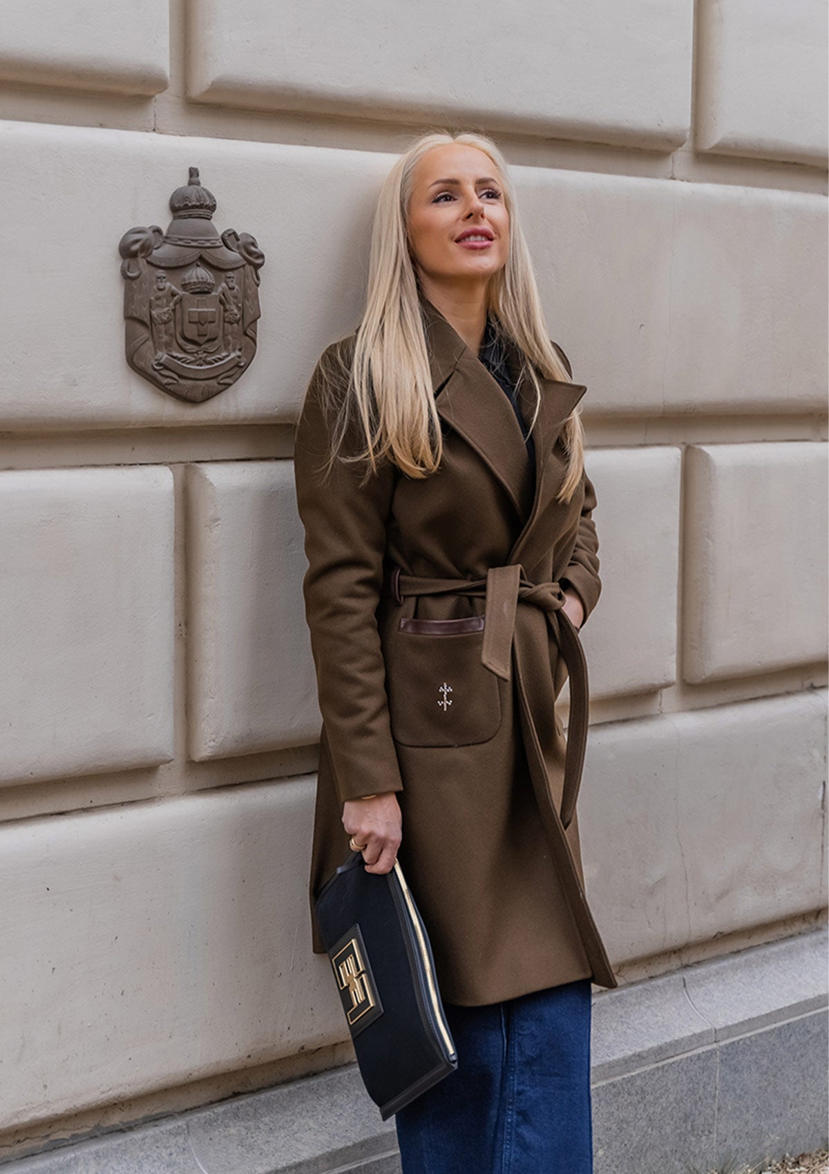 Кафяво дамско палто PARI - LEATHER дълго палто с колан и джобове с естествена кожа детайл от кристали Swarowski