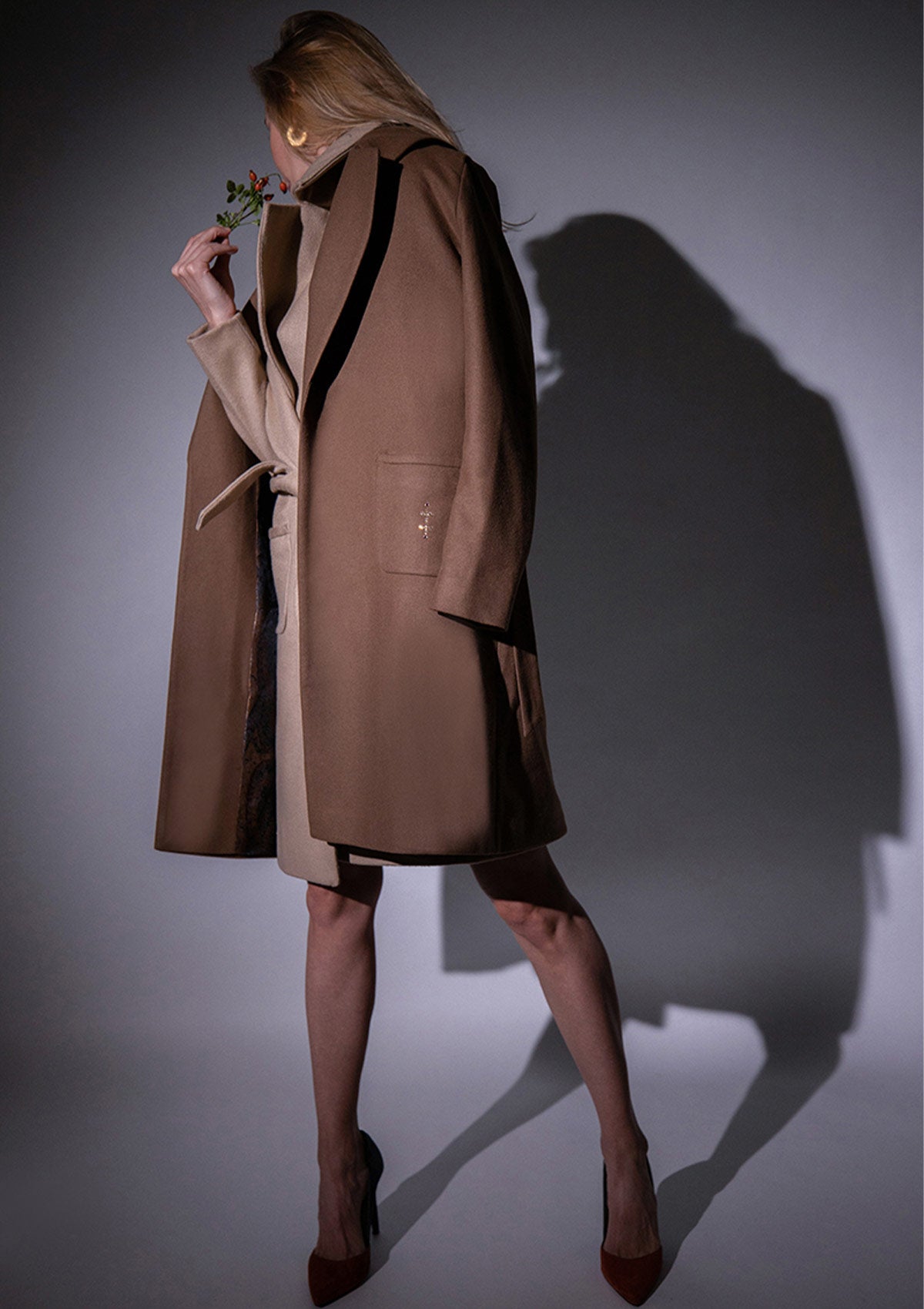 Кафяво дамско палто PARI-MS.BROWNE дълго палто с колан джобове и детайл от кристали Swarowski