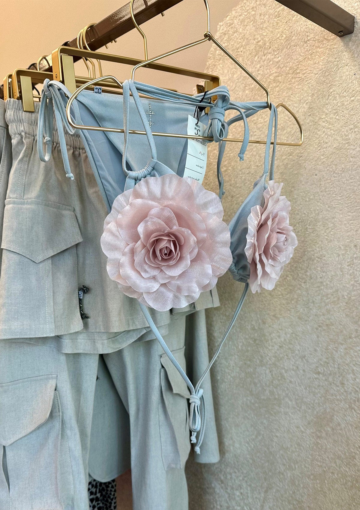 Горнище на бански ROSE с 3D розови розички сиви връзки