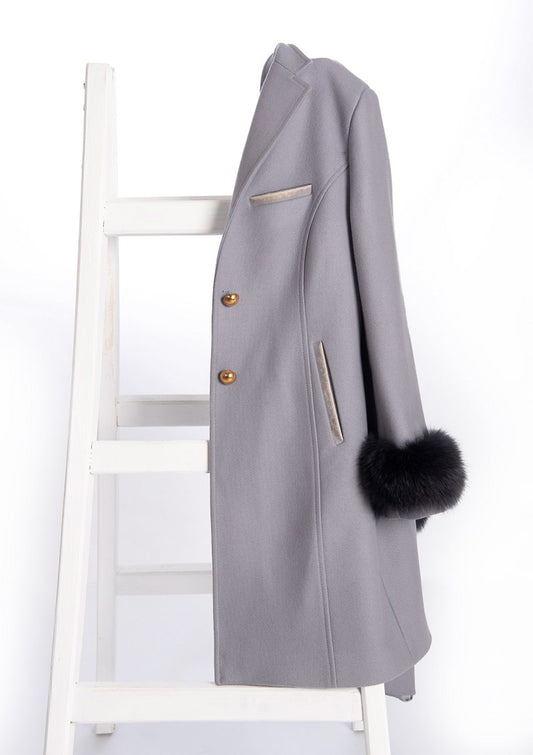 Сиво дамско палто TIROL ръкави с пух от естествен косъм външни джобове и закопчаване с копчета 